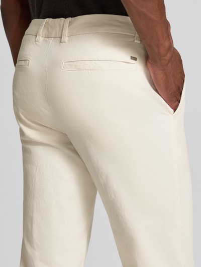 Männermodel trägt lichtbeige Slim Fit chino aus katoenmix model 'Kaiton1' van BOSS, Heren broek, detailaufnahme achterzijde