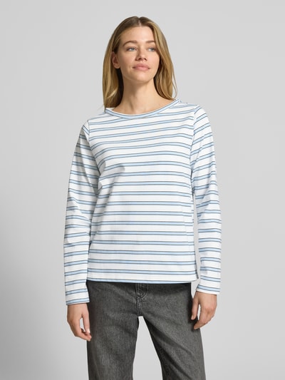 Frauenmodel trägt Longsleeve mit Rundhalsausschnitt Modell 'Asla' von My Essential Wardrobe, Baumwoll-Mix, weiß-blau gestreift, Regular Fit, Ganzkörperansicht von vorne.