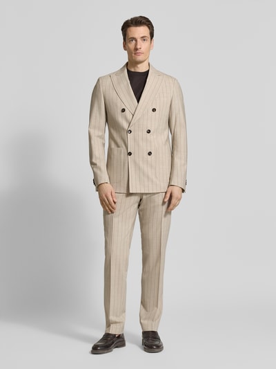 Männermodel trägt Slim Fit Sakko mit Reverskragen Modell 'Phinix' von CG - Club of Gents, beige mit feinen Streifen, Ganzkörperansicht von vorne.