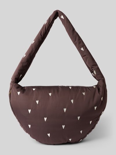 Produktfoto, Handtasche mit Stitchings und Label-Detail von STUDIO NOOS, braun mit weißen Herzmustern, Hauptfach mit Reißverschluss, Schulterriemen, Maße: Breite 50 cm, Länge 35 cm, Tiefe 11 cm, Länge Schulterriemen 77 cm