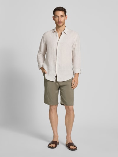 Männermodel trägt Regular Fit Leinenhemd aus reinen Leinen Modell 'Lawrence' von Jack & Jones Premium, Hellbeige, Kentkragen, Ganzkörperansicht von vorne