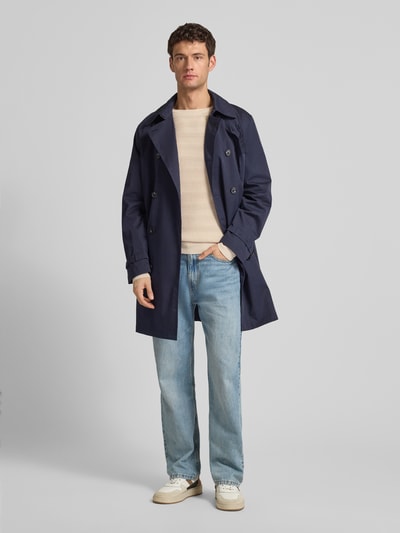 Männermodel trägt Regular Fit Strickpullover mit Rundhalsausschnitt von Antony Morato aus reiner Baumwolle, Strukturmuster, Ganzkörperansicht von vorne.