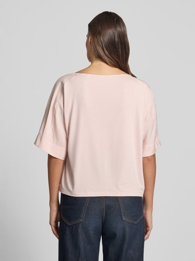 Vrouwenmodel draagt Blusenshirt aus Modal-Mix Modell 'Seira' van OPUS, pastelroze tint, regular fit, ruglengte 48 cm, mouwlengte 25 cm, modalmix, ronde hals, dames, ganzkörperansicht rückansicht.
