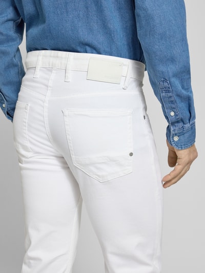 Männermodel trägt Straight Fit Jeans aus Baumwoll-Mix Modell 'Arne Pipe' von MAC, weiß, 5-Pocket-Design, Rückansicht, Nahaufnahme Oberkörper.
