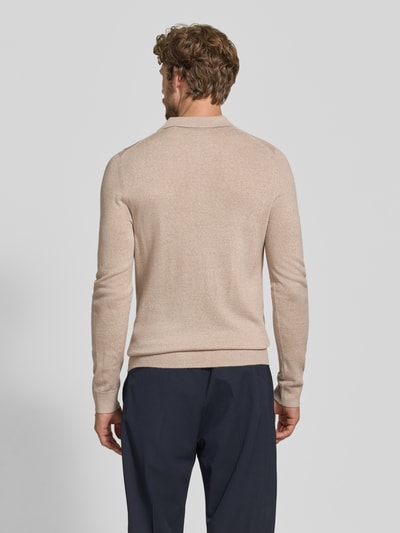 Männermodel trägt Regular Fit Poloshirt aus Woll-Mix von Christian Berg Men in Beige mit gerippten Abschlüssen, Ganzkörperansicht Rückansicht. Rückenlänge bei Größe M 69 cm, Ärmellänge 68 cm.