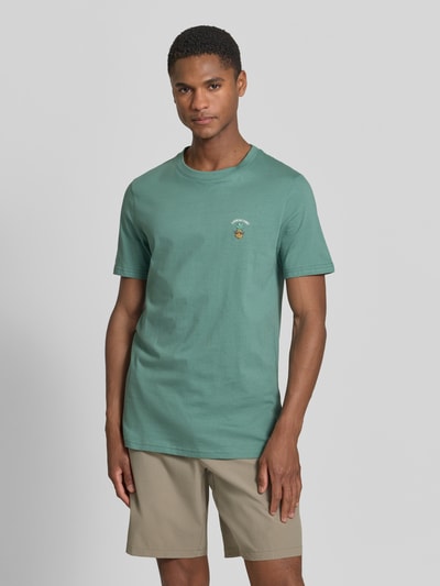 Männermodel trägt T-Shirt mit Stitching und Rundhalsausschnitt von Lindbergh, Reine Baumwolle, Slim-Fit, grün, Rückenlänge 71 cm, Ganzkörperansicht von vorne.