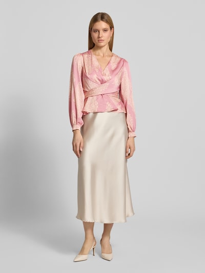 Kobiece model prezentuje Regular Fit Wickelbluse mit Bindegürtel od Neo Noir, satyna, dekolt w serek, wiązany pasek, długość tyłu 54 cm, długość rękawów 64 cm, przód, całe ciało
