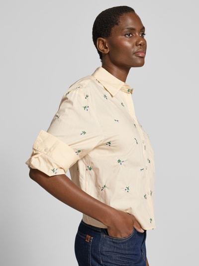 Frauenmodel trägt Regular Fit Bluse mit Stitchings Modell 'LOVELY' von Mango, Hemdblusenkragen, Brusttasche, Seitenansicht Oberkörper. Damen Bluse, Rückenlänge bei Größe S: 52 cm, Ärmellänge bei Größe S: 46 cm.