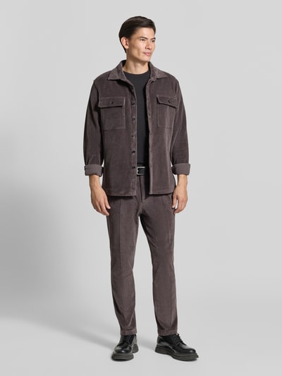 Männermodel trägt Regular Fit Overshirt mit Pattentaschen Modell 'Taylor' von Zuitable in Grau, Baumwoll-Mix, Ganzkörperansicht von vorne.