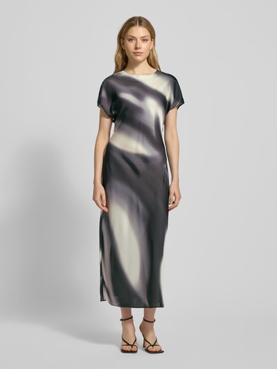 Modelka kobieca nosi Maxikleid mit Rundhalsausschnitt Modell 'QUIMMA' od Someday, prosty krój, wzór allover, widok całej sylwetki z przodu.