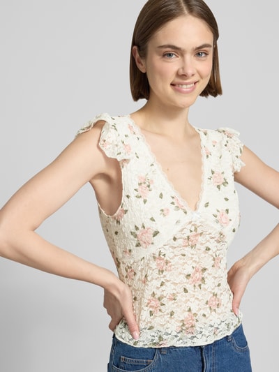 Frauenmodel trägt Slim Fit Top mit tiefem V-Ausschnitt Modell 'SAGA' von Only, Optik: Allover-Muster, floral, Kurzarm, Jersey, helle Farbtöne mit florales Allover-Muster, Ganzkörperansicht von vorne.