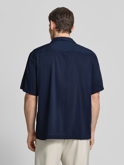 Männermodel trägt Relaxed Fit Freizeithemd aus Bio-Baumwoll-Modal-Mix Modell 'RELAXAIR' von SELECTED HOMME, Optik: Unifarben, Ganzkörperansicht Rückansicht.