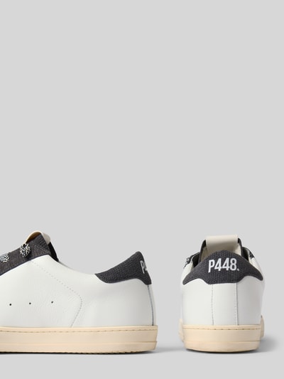 Produktfoto, Sneaker aus echtem Leder Modell 'John' von P448, weißes Leder, abgerundete Passform, Logo-Detail, Schnürverschluss, Absatzhöhe 2 cm, Schafthöhe 8 cm, Schaftweite 9 cm, neutrale Töne, glatte und strukturierte Texturen.