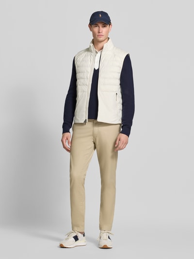 Männermodel trägt Regular Fit Weste mit Logo-Stitching Modell 'PIECE DYED' von Polo Ralph Lauren, helle Farben, Ganzkörperansicht von vorne. Herren Weste von Polo Ralph Lauren