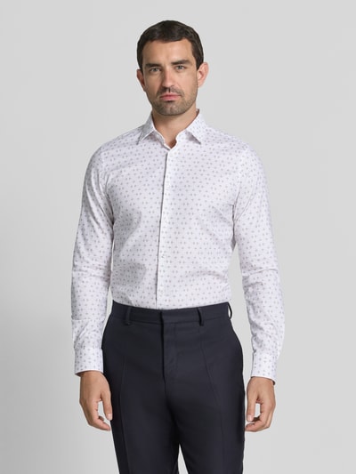 Męski model nosi Slim Fit Business-Hemd mit Kentkragen Modell 'Pio' von JOOP! z mieszanki bawełny z dodatkiem streczu, jasne kolory, drobny wzór, listwa guzikowa, zaokrąglony dół, sportowe mankiety, krój slim fit, długość tyłu 75 cm, szerokość w rozmiarze 40: 44 cm, długość rękawów w rozmiarze 40: 67 cm, Ganzkörperansicht von vorne