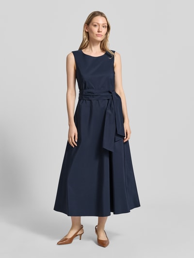 Frauenmodel trägt dunkelblaues A-Linie Abendkleid mit Baumwoll-Anteil Modell 'GENTILE' von Weekend Max Mara, Ganzkörperansicht von vorne. Damen Abendkleid von Max Mara.