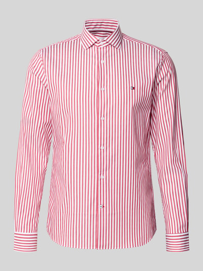 Produktfoto, Slim Fit Businesshemd aus Baumwoll-Mix von Tommy Hilfiger Tailored mit Allover-Muster, Streifenmuster in Rot-Weiß, Kentkragen, durchgehende Knopfleiste, Logo-Stitching, Langarm, 1-Knopf-Manschette, leicht abgerundeter Rumpfabschluss