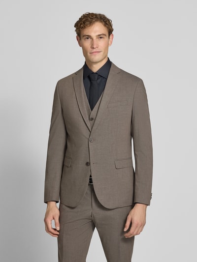 Mannelijk model draagt slim fit colbert met viscose, model 'ULTIMATE' van s.Oliver BLACK LABEL in taupe, geheellichaamsvooraanzicht.