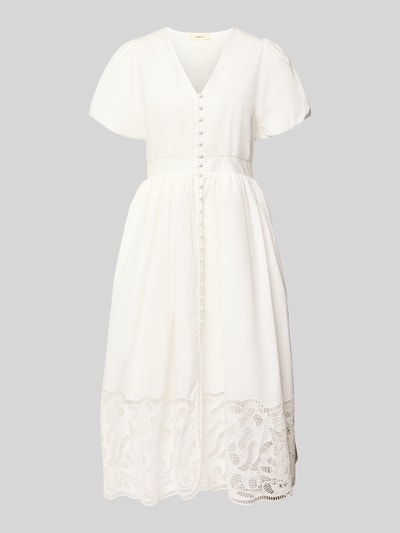 Produktfoto, weißes Midikleid mit Loch-Stickerei Modell 'Cecily' von SUNCOO PARIS aus Reine Baumwolle, Taillierte Passform, V-Ausschnitt, Kurzärmelig, durchgängige Knopfleiste, Rückenlänge 123 cm, Brustweite 43 cm, Ärmellänge 20 cm