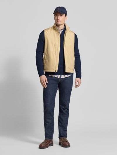 Männermodel trägt Regular Fit Weste mit Logo-Detail von Polo Ralph Lauren, Optik: Unifarben, Stehkragen, Reißverschluss, Ganzkörperansicht von vorne.