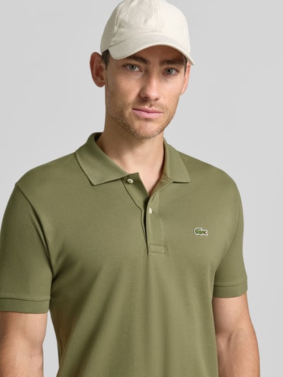Männermodel trägt regular fit poloshirt aus puur katoen van Lacoste in olijfgroen, Heren Poloshirt, Nahaufnahme Oberkörper