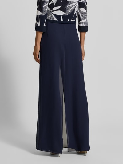 Frauenmodel trägt Regular Fit Weite Hose mit Tüllbesatz von Vera Mont, dunkelblau, fließender Stoff, Ganzkörperansicht Rückansicht. Damen Weite Hose von Vera Mont.