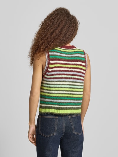 Frauenmodel trägt Strickweste mit Streifenmuster Modell 'CARO' von Topshop, Wollmix, bunt gestreift, Regular Fit, Rückansicht, Ganzkörperansicht.