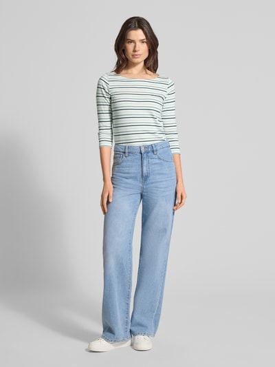 Modelka kobieca ma na sobie Regular Fit 3/4-Shirt aus Baumwoll-Mix von Tom Tailor w paski, U-boota, nadruk, krój regular fit, widok całej sylwetki z przodu.