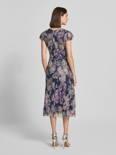 Vrouwenmodel draagt cocktailjurk met ronde hals van Swing, recht model, midi-jurk, all-over look, ritssluiting, ruglengte maat 36 116 cm, borstwijdte 40 cm, mouwlengte 13 cm, geheelopname achteraan.