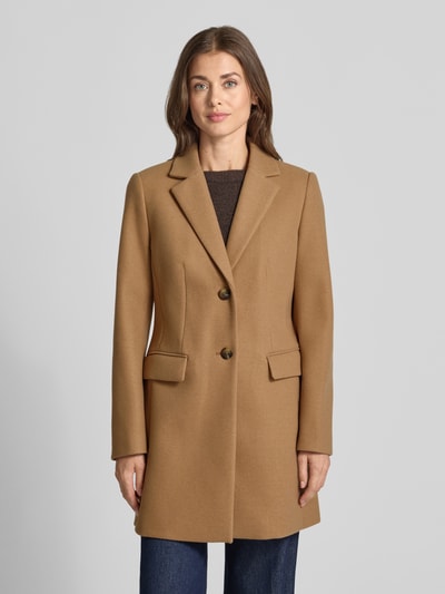 Frauenmodel trägt Regular Fit Mantel mit 2-Knopfleiste von Christian Berg Woman Selection in Camel, mit Reverskragen und Pattentaschen, Ganzkörperansicht von vorne.