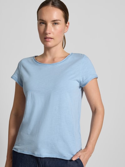 Vrouwenmodel draagt lichtblauw Regular Fit T-shirt uit puur katoen van s.Oliver RED LABEL, eenvoudige structuur, close-up bovenlichaam.