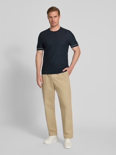 Männermodel trägt Regular Fit T-Shirt aus Strick Modell 'H-NALON' von BOSS in Strickoptik, Baumwoll-Mix, Ganzkörperansicht von vorne.