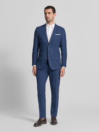 Männermodel trägt Slim Fit Anzughose mit Woll-Leinen-Anteil Modell 'OASIS' von Selected Homme in Blau, Herren Anzughose, Ganzkörperansicht von vorne.