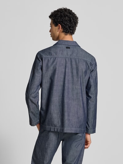 Männermodel trägt Relaxed Fit Hemdjacke in Denim-Optik Modell 'Marseille' van G-Star Raw, katoen, reverskraag, opgestikte zakken, achteraanzicht.