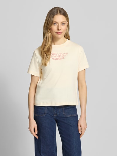 Vrouwenmodel draagt Slim Fit T-shirt uit puur katoen van Tommy Hilfiger, effen kleuren, labelprint, ronde hals, korte mouw, jersey, vooraanzicht bovenlichaam