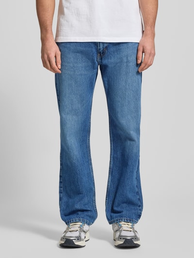 Męski model nosi Jeans mit 5-Pocket-Design od Levi's®, niebieski denim, relaxed fit, bawełna, zapięcie na guzik i zamek, widok z przodu, zbliżenie na nogi.