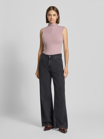Frauenmodel trägt Slim Fit Top aus Baumwoll-Mix Modell 'Belisa' von Topshop in Rosa, kombiniert mit weiter schwarzer Hose, Ganzkörperansicht von vorne. Rückenlänge bei Größe S: 56 cm, elastisches Material, Stehkragen.