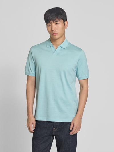 Männermodel trägt Regular Fit Poloshirt mit Strukturmuster von bugatti in Hellblau aus Reine Baumwolle, Label-Detail, Ganzkörperansicht von vorne. Rückenlänge bei Größe M: 70 cm.