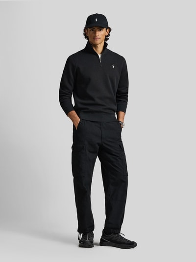 Männermodel trägt schwarzen Relaxed Fit Troyer aus Baumwoll-Mix von Polo Ralph Lauren, Herren Troyer, Ganzkörperansicht von vorne.