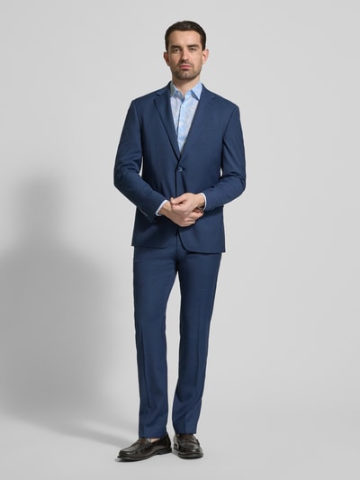Männermodel trägt Super Slim Fit Business-Hemd im Allover-Look mit Kentkragen von OLYMP, Blau, Baumwoll-Elasthan-Mix, Ganzkörperansicht von vorne, Rückenlänge 80 cm, Schulterbreite 44 cm, Ärmellänge 67 cm, Größe 40.