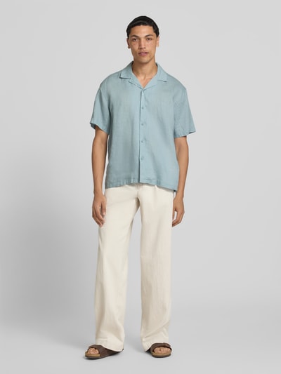 Männermodel trägt hellblaues Relaxed-Fit Freizeithemd aus reinem Leinen Modell 'FLYNN' von Only & Sons, Herren, Ganzkörperansicht von vorne.