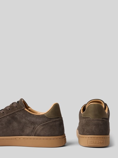 Produktfoto, Sneaker aus Leder-Mix Modell 'Lowell' von Blauer USA in Braun mit profilierter Sohle und Label-Details, neutrale Rückansicht.