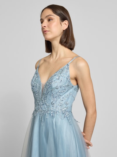 Modelka kobieca nosi Abendkleid aus Tüll mit Stitchings von Laona w kolorze błękitnym, tkanina tiulowa, A-linia, dekolt V, długość tyłu w rozmiarze 36: 152 cm, szerokość w rozmiarze 36: 34 cm, zbliżenie na górną część ciała z przodu.