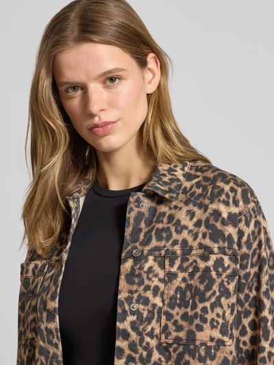 Frauenmodel trägt Hemdjacke im Leo-Look Modell 'SARAH' von JJXX aus Baumwoll-Elasthan-Mix, Boxy-Fit, Brusttaschen, Nahaufnahme Oberkörper.