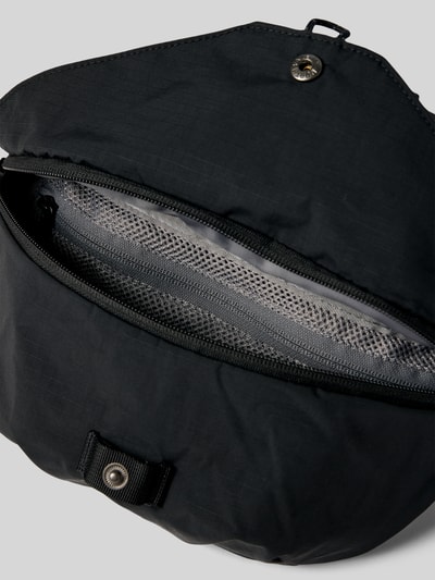 Produktfoto, schwarze Bauchtasche mit Logo-Print Modell 'Glen' von The North Face, Reißverschluss-Hauptfach, urbanes Design, detailreiche Stoffstruktur, Kontext: Herren Bauchtasche mit Reißverschluss, verstellbarem Schulterriemen, Maße 26x15x6 cm, Schulterriemenlänge 58 cm