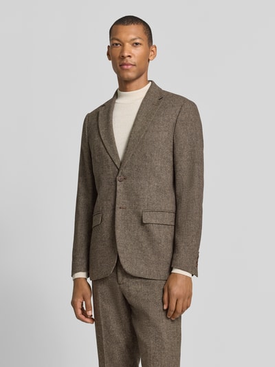 Männermodel trägt Slim Fit Sakko mit Pattentaschen aus Wolle von Selected in Braun, Reverskragen, feine Webware, Ganzkörperansicht von vorne.