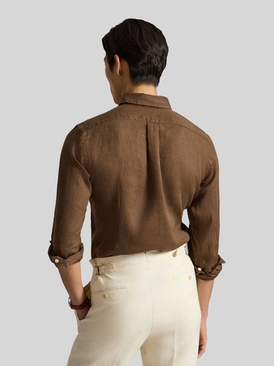 Männermodel trägt Regular Fit Freizeithemd aus reinem Leinen van Polo Ralph Lauren in effen bruin, langem mouw, stof met flammegarenstructuur, rugpas met plooi, knoopmanchetten, overhemdkraag, rugaanzicht.