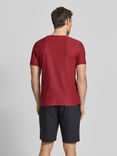 Männermodel trägt T-Shirt mit V-Ausschnitt und Knopfleiste von MCNEAL in Rot, Regular-Fit aus Reine Baumwolle, Rückenlänge 68 cm, Ganzkörperansicht Rückansicht.