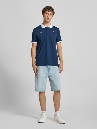Mannermodel draagt Regular Fit Poloshirt met Label-Stitchings van ellesse, puur katoen, regular fit, knoopsluiting, ruglengte bij maat M 77 cm, Ganzkörperansicht von voren.