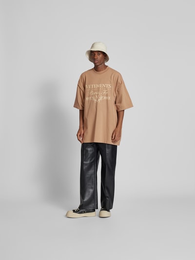 VETEMENTS Oversized T-Shirt mit Label-Print Hellbraun 1